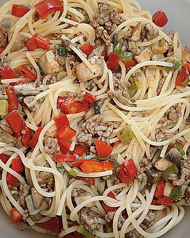 Spaghettisalat mit Hackfleisch und Porree