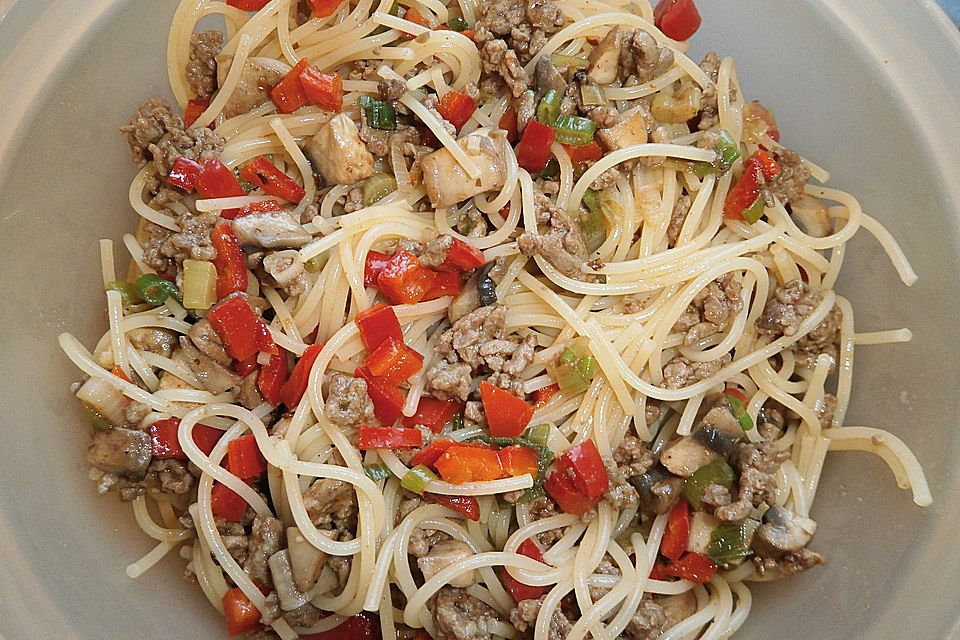 Spaghettisalat mit Hackfleisch und Porree