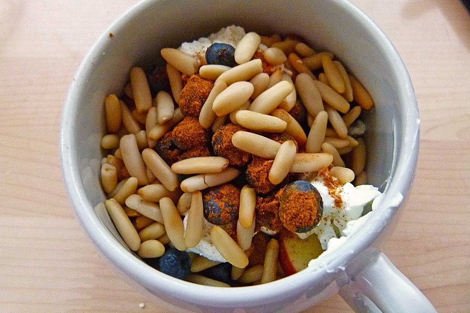 Low Carb Müsli mit Magerquark und Früchten