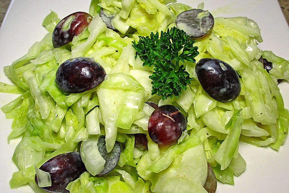 Spitzkohlsalat mit blauen Trauben