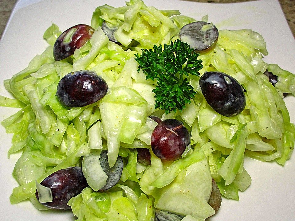 Spitzkohlsalat mit blauen Trauben von schaech001| Chefkoch