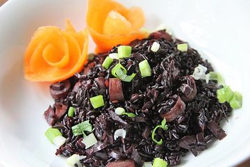 Schwarzer Risotto aus Venere-Reis