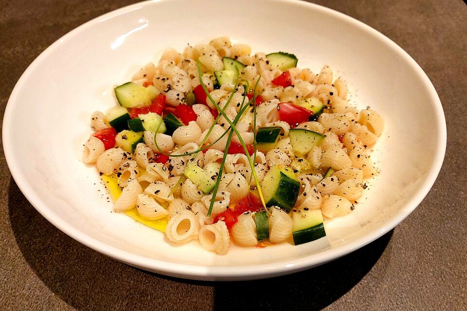 Nudel-Gurken-Tomaten-Salat ohne Mayo, vegan