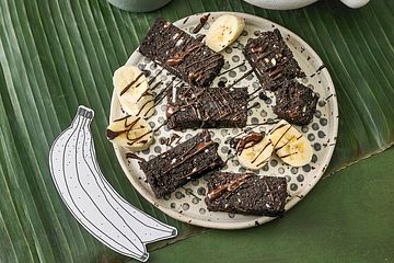 Vegane Brownies mit Bananen und Schokoladensauce