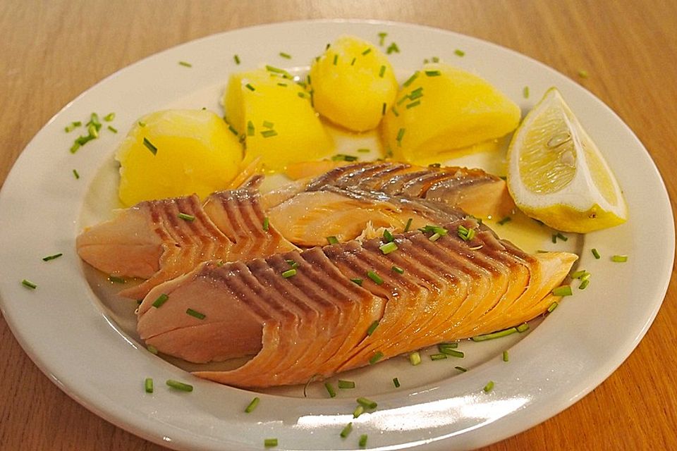 Ganzer Lachs unter der Salzkruste gegart