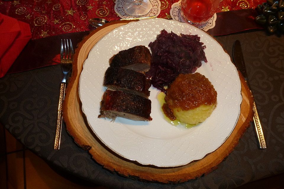 Gänsebrust mit Äpfeln und Zwiebeln im Römertopf