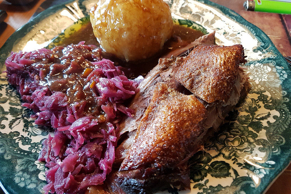 Gänsebrust mit Äpfeln und Zwiebeln im Römertopf