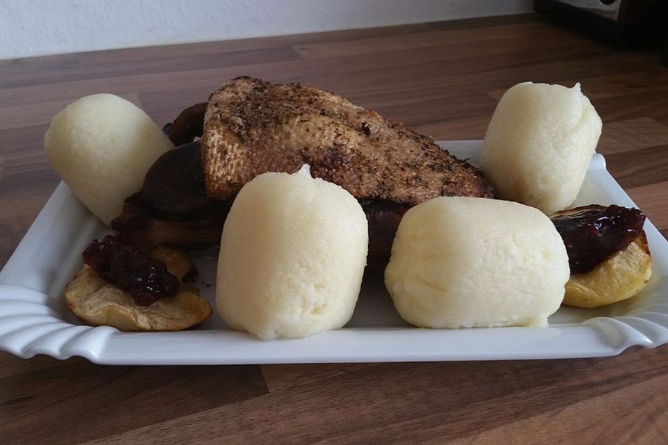 Gänsebrust mit Äpfeln und Zwiebeln im Römertopf