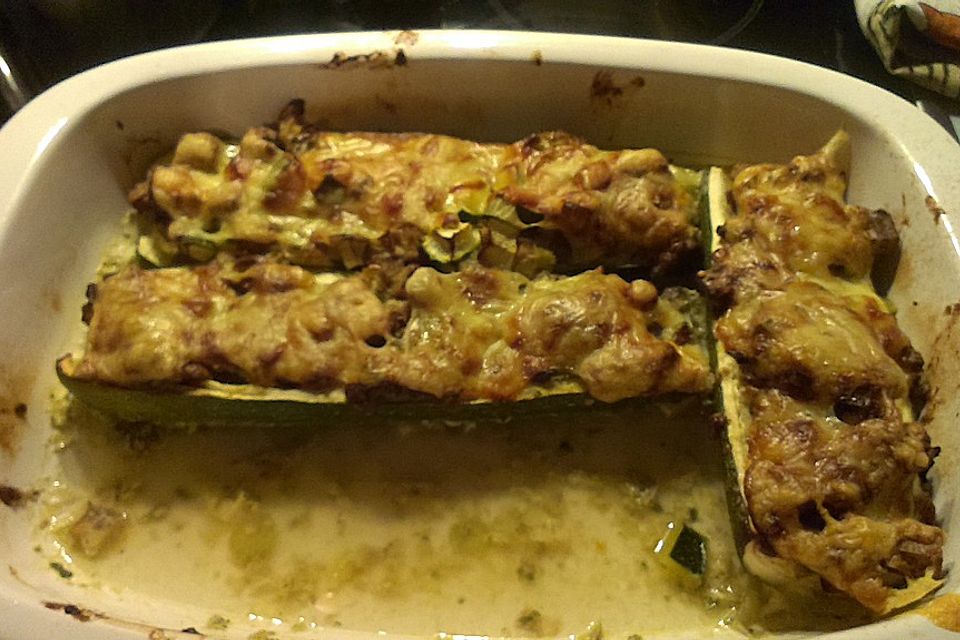 Gefüllte Zucchini mit Tofu und Stangensellerie