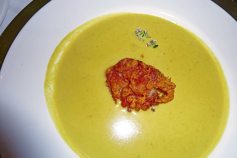 Curryschaumsuppe mit Jakobsmuschel im Tempurateig