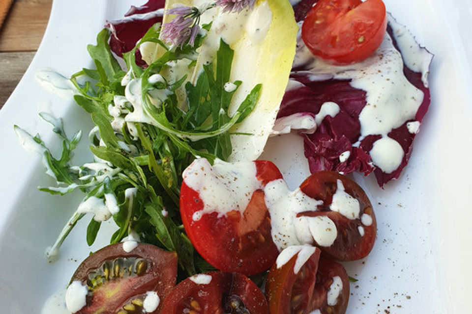 Tomaten-Wildkräuter-Salat mit Zatar-Joghurt-Dressing