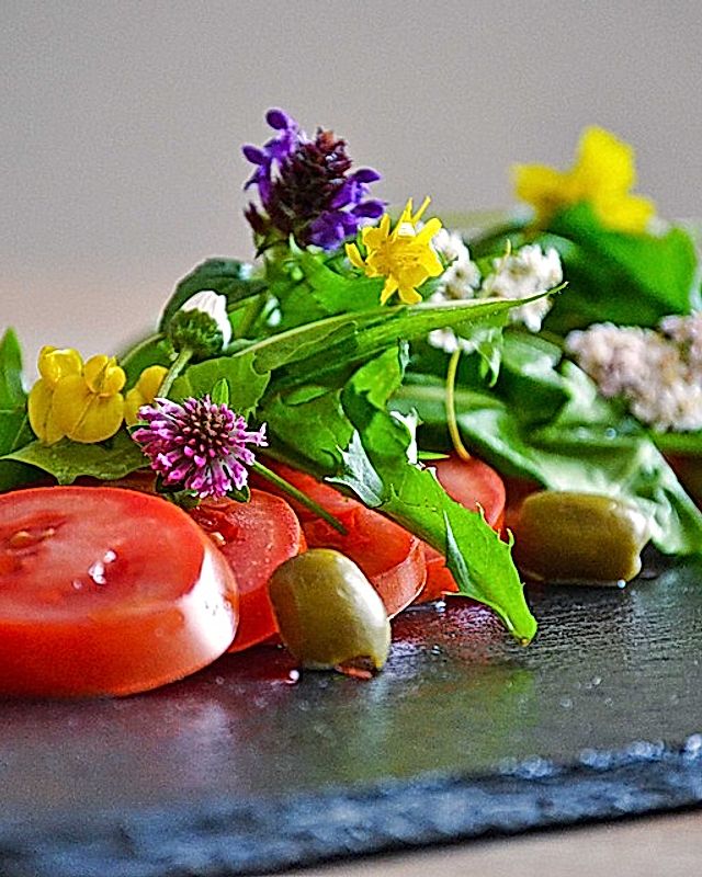 Tomaten-Wildkräuter-Salat mit Zatar-Joghurt-Dressing