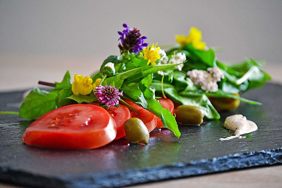 Tomaten-Wildkräuter-Salat mit Zatar-Joghurt-Dressing