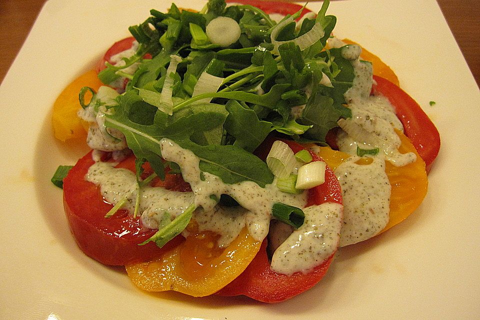 Tomaten-Wildkräuter-Salat mit Zatar-Joghurt-Dressing