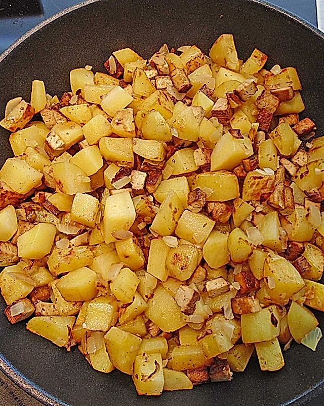 Bratkartoffeln aus rohen Kartoffeln, mit Räuchertofu und Zwiebeln