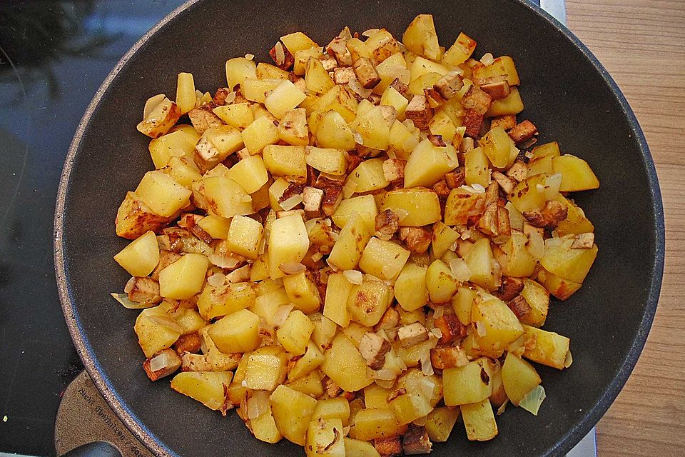 Bratkartoffeln aus rohen Kartoffeln, mit Räuchertofu und Zwiebeln