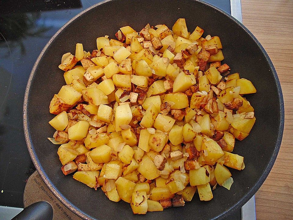 Bratkartoffeln aus rohen Kartoffeln, mit Räuchertofu und Zwiebeln von ...