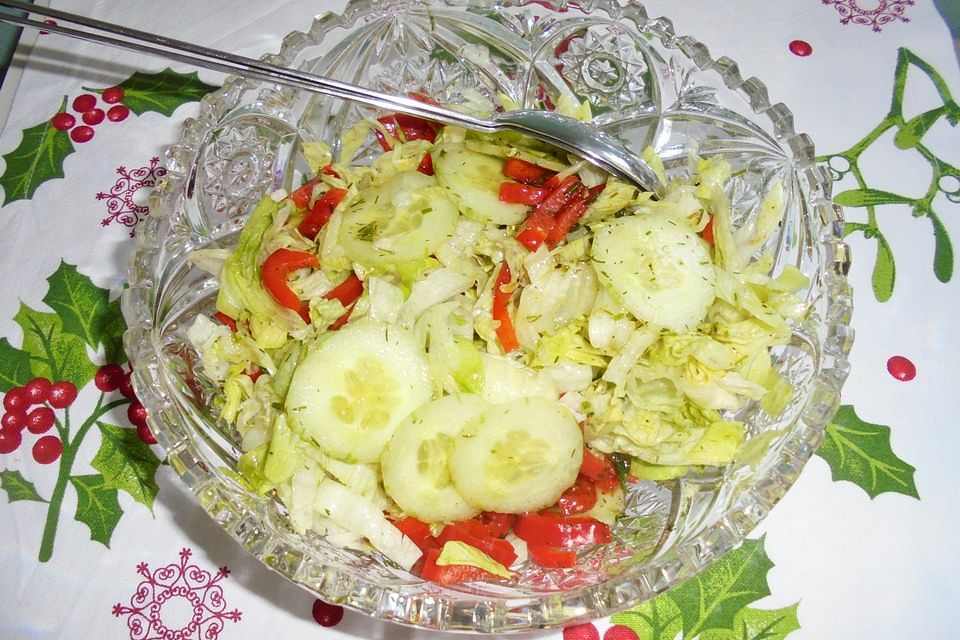 Gurken-Paprika-Eisbergsalat in Honig-Dressing