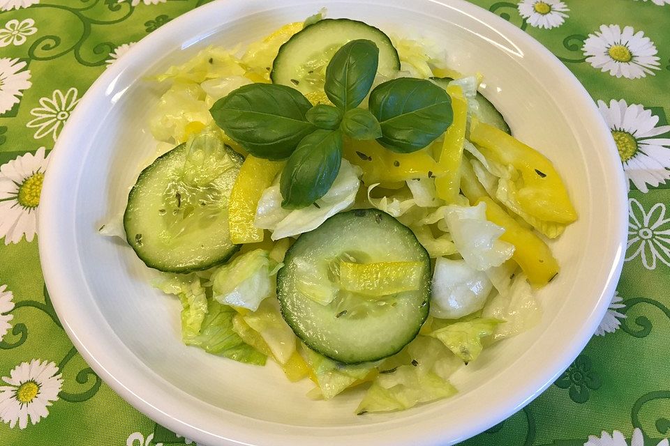 Gurken-Paprika-Eisbergsalat in Honig-Dressing