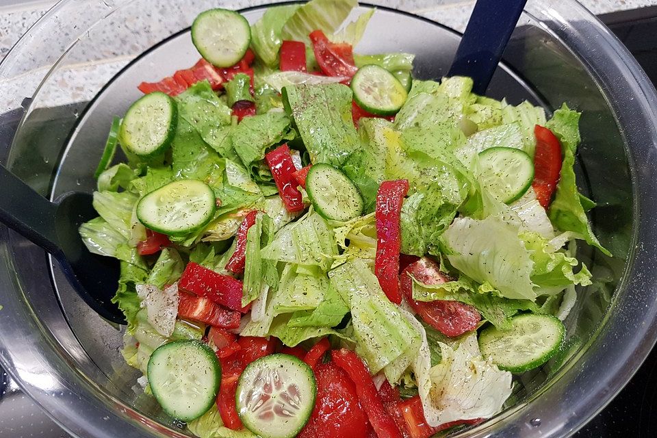 Gurken-Paprika-Eisbergsalat in Honig-Dressing