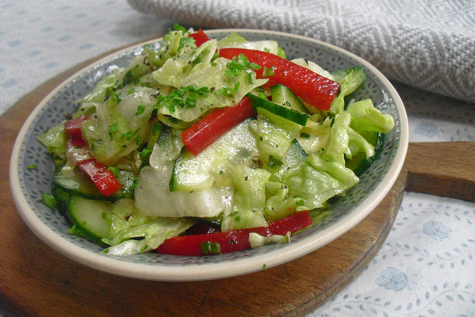 Gurken-Paprika-Eisbergsalat in Honig-Dressing