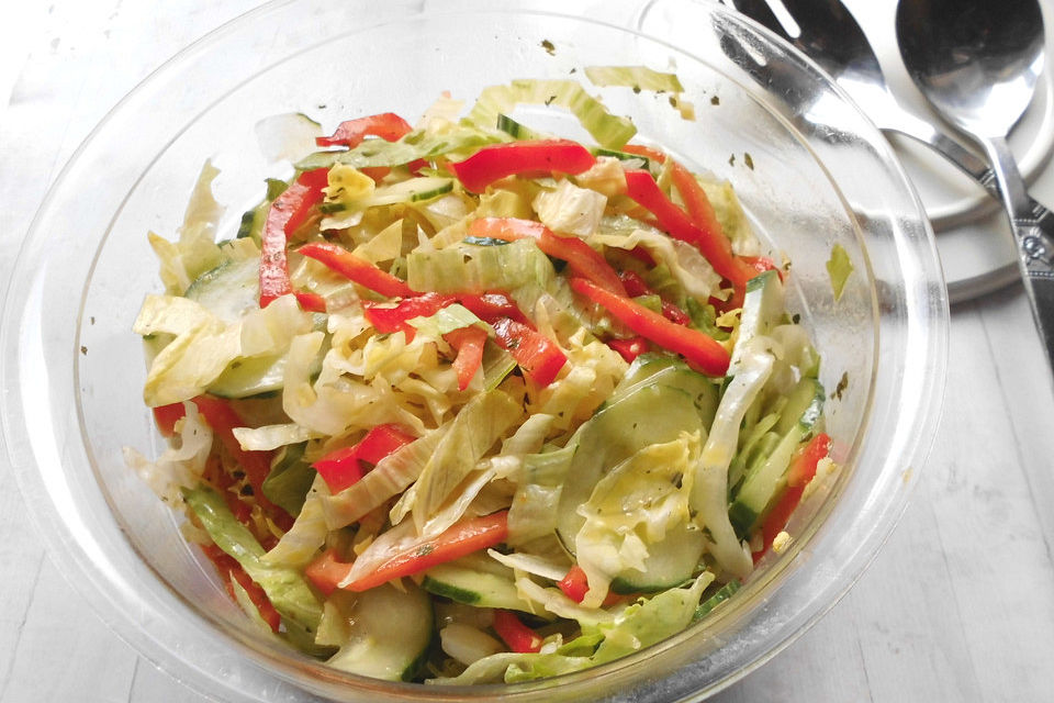 Gurken-Paprika-Eisbergsalat in Honig-Dressing