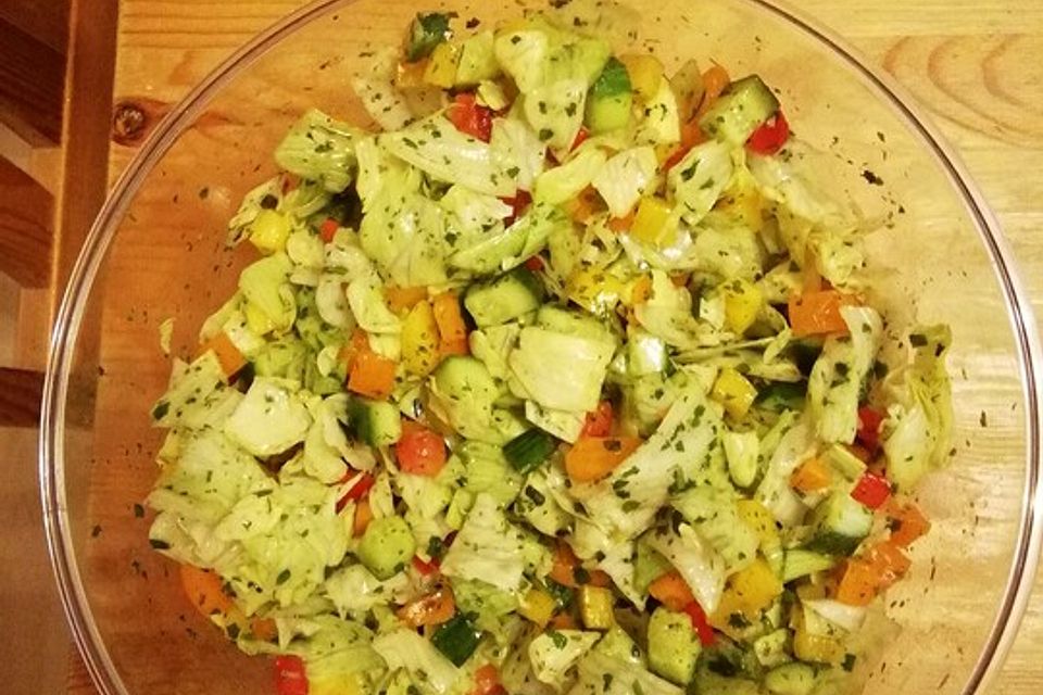 Gurken-Paprika-Eisbergsalat in Honig-Dressing