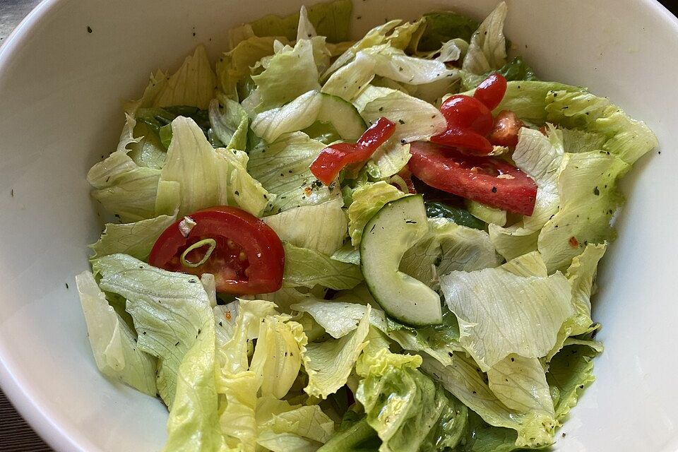 Gurken-Paprika-Eisbergsalat in Honig-Dressing