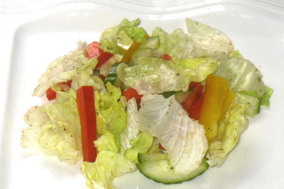 Gurken-Paprika-Eisbergsalat in Honig-Dressing