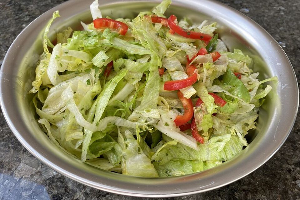 Gurken-Paprika-Eisbergsalat in Honig-Dressing