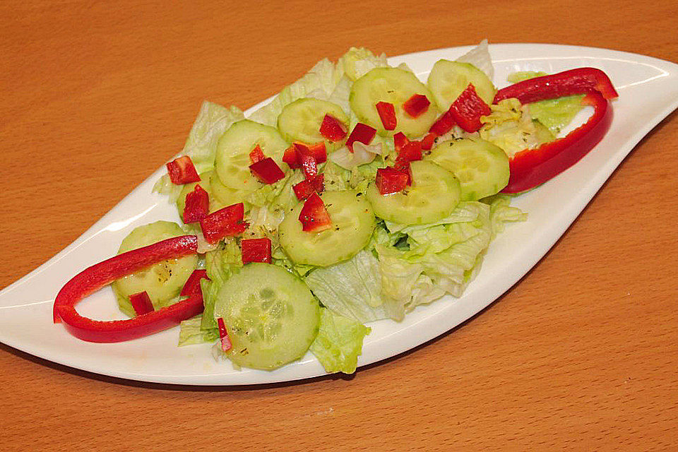 Gurken-Paprika-Eisbergsalat in Honig-Dressing