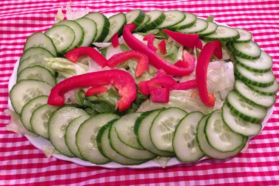 Gurken-Paprika-Eisbergsalat in Honig-Dressing