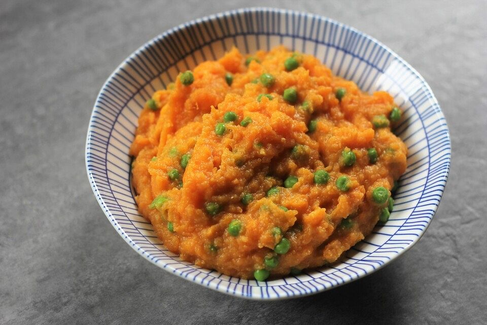 Süßkartoffelpüree mit Erbsen und Polenta