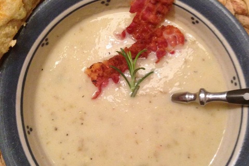 Birnensuppe mit knusprig gebratenem Speck