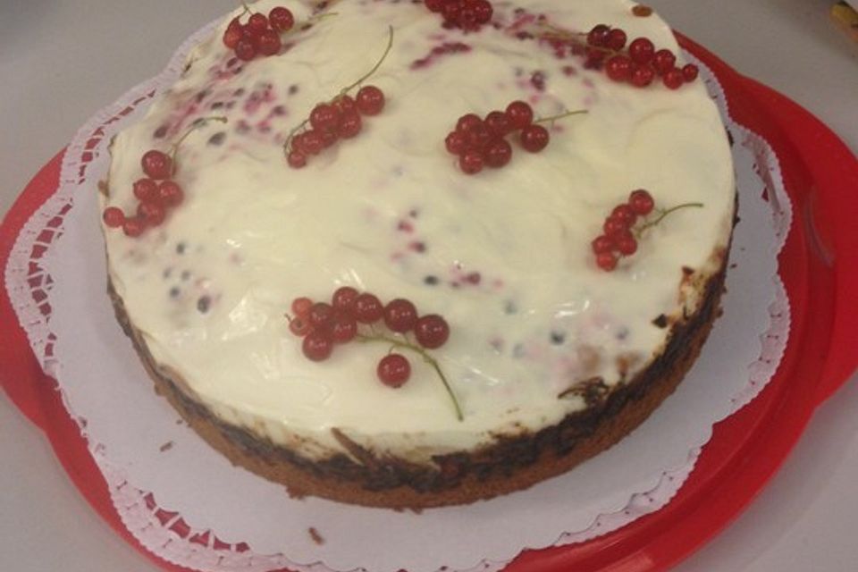 Schneller Obstkuchen mit Schmandhaube und frischen Johannisbeeren