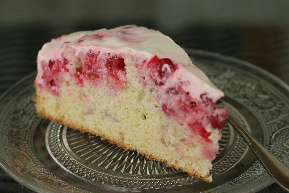 Schneller Obstkuchen mit Schmandhaube und frischen Johannisbeeren