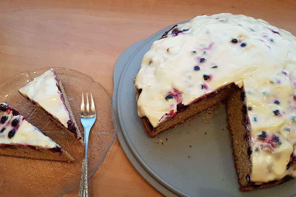 Schneller Obstkuchen mit Schmandhaube und frischen Johannisbeeren