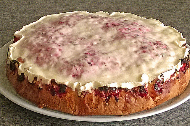 Schneller Obstkuchen mit Schmandhaube und frischen Johannisbeeren von ...