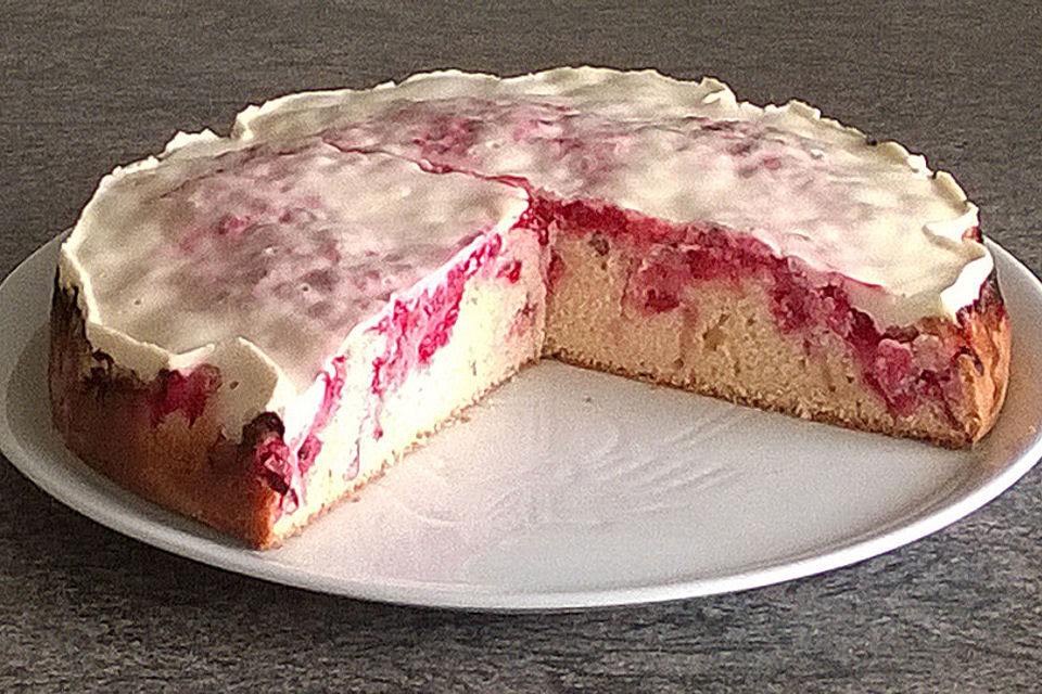 Schneller Obstkuchen mit Schmandhaube und frischen Johannisbeeren