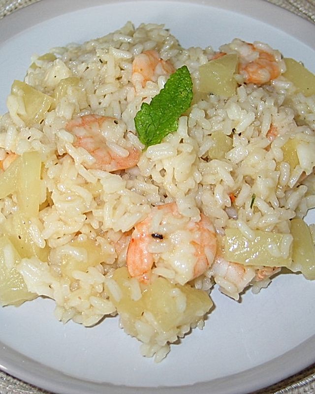 Exotischer Reissalat mit Shrimps und Ananas