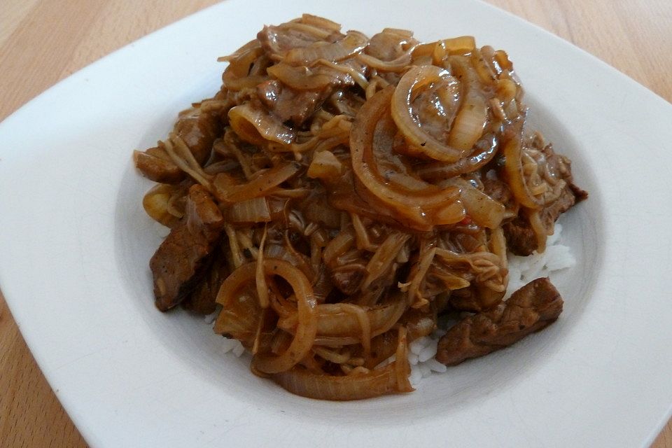 Rindfleisch mit Zwiebeln