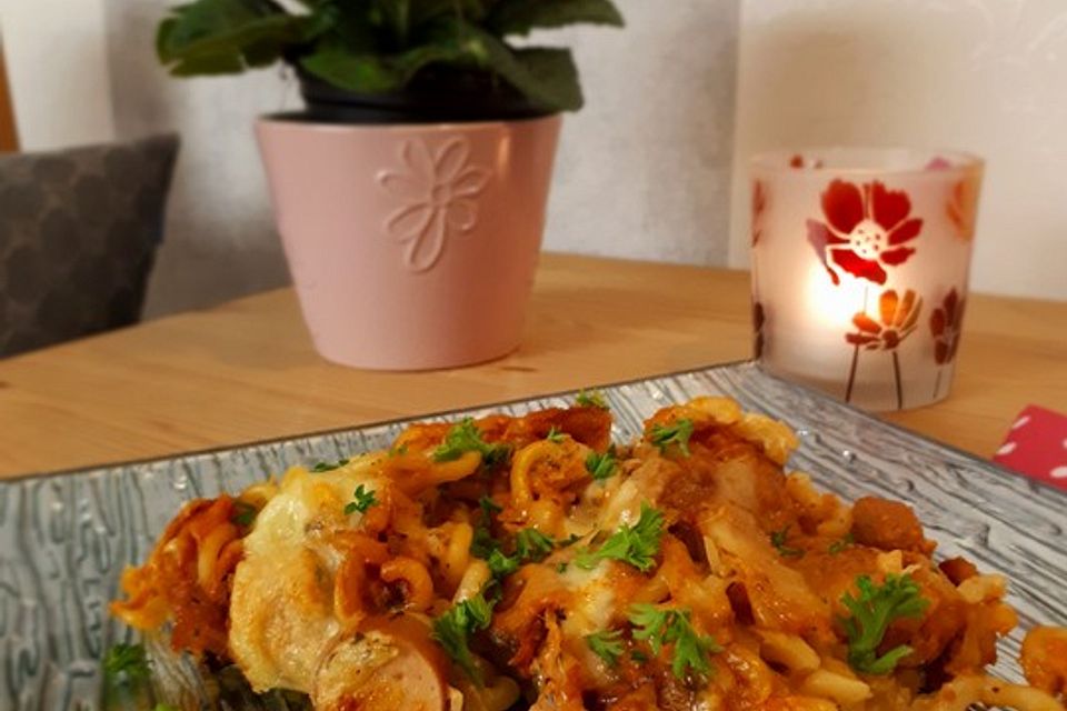 Spirelli-Sauerkraut-Gratin mit Wiener Würstchen