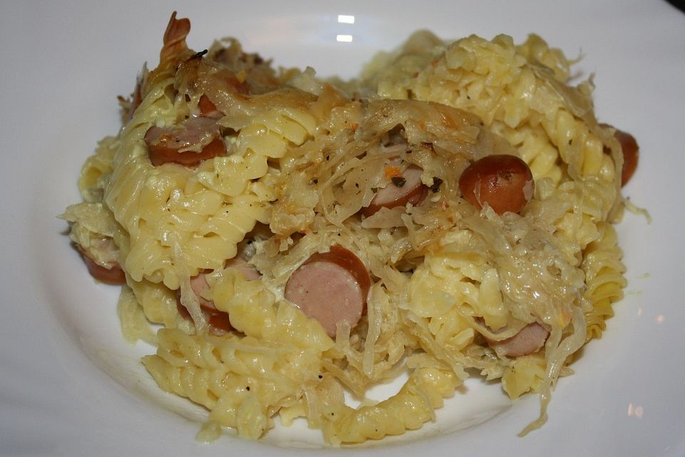 Spirelli-Sauerkraut-Gratin mit Wiener Würstchen