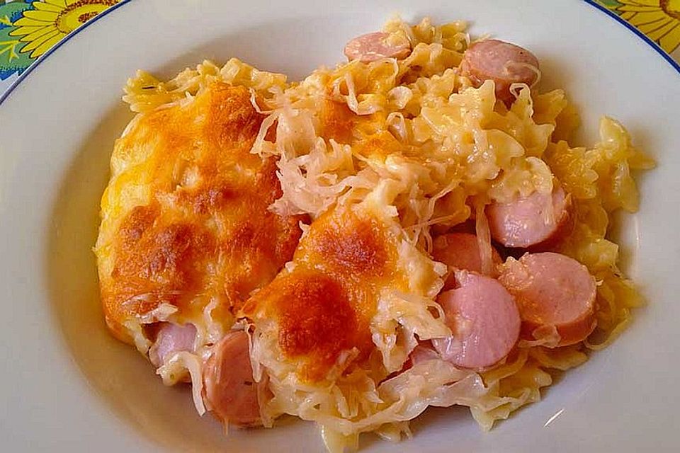 Spirelli-Sauerkraut-Gratin mit Wiener Würstchen