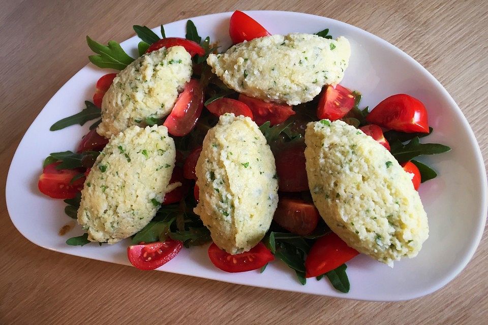 Basilikumnockerln auf Salat mit Toms Dressing