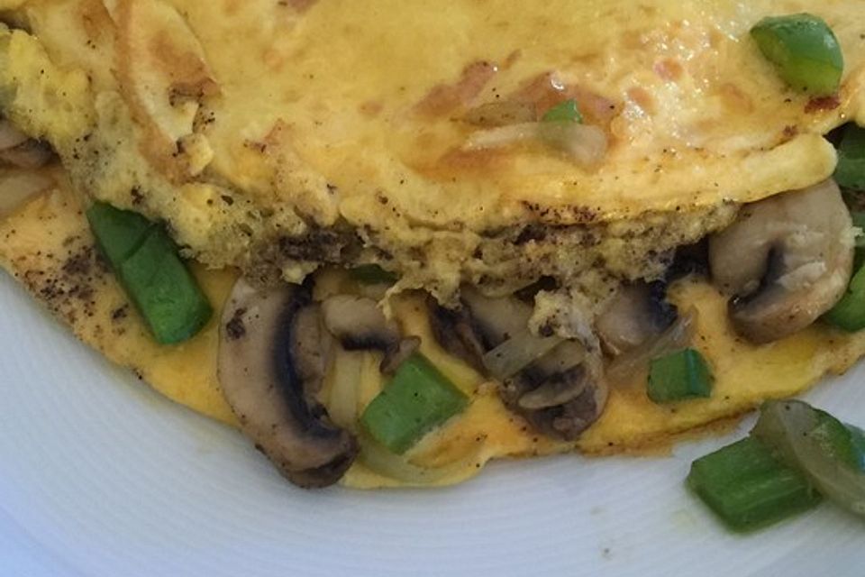 Omelette mit Paprika, Champignons und Cheddarkäse