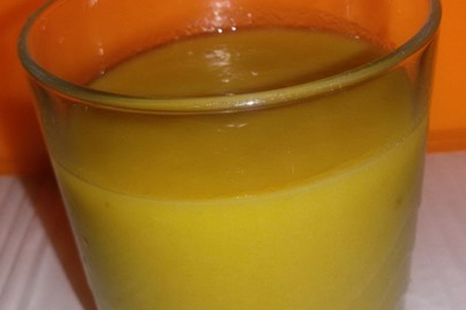 Frucht-Smoothie mit Mango, Banane, Ananas und Pfirsich