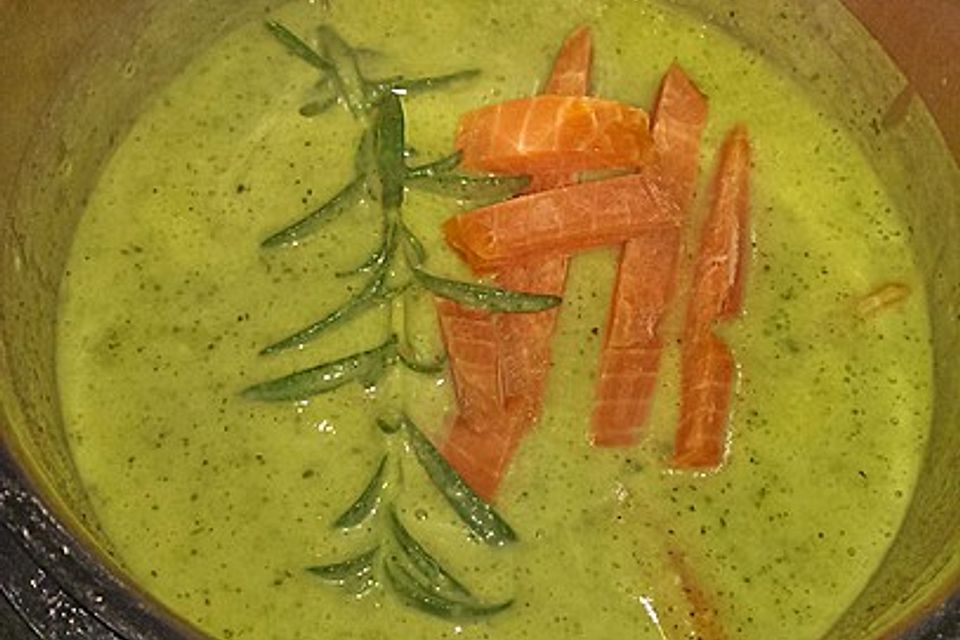 Zucchinicremesuppe mit Lachs und Rosmarin