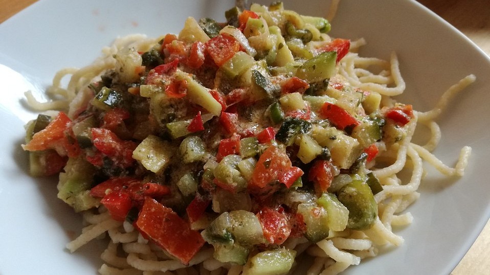 Nudel-Gemüse-Pfanne mit Crème fraîche und Avocado von DjaneTittcat Nudel-Gemüse-Pfanne mit Crème fraîche und Avocado von DjaneTittcat