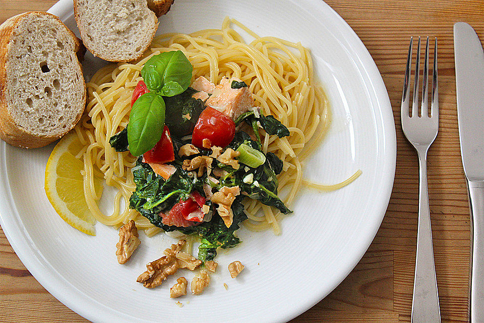 Nudeln mit Lachs, Spinat und Ziegenkäse